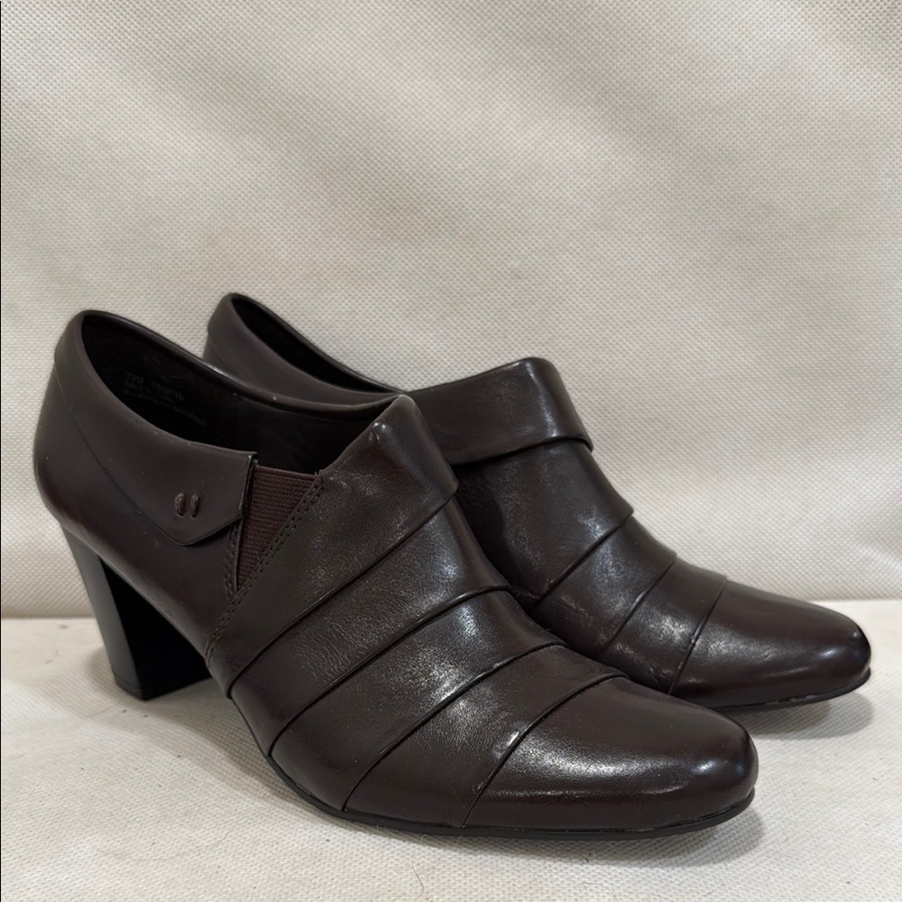 NEW - NATURALIZER DARK BROWN 2-1/2” HEELS